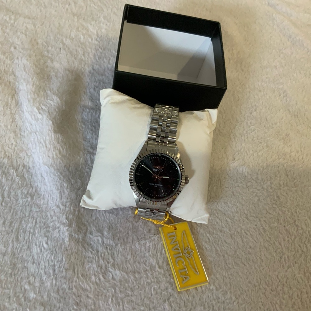 Invicta Silver Men's Watch new. SKU 2956